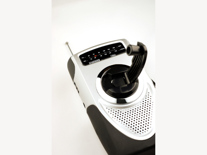 Emergency hand crank radio